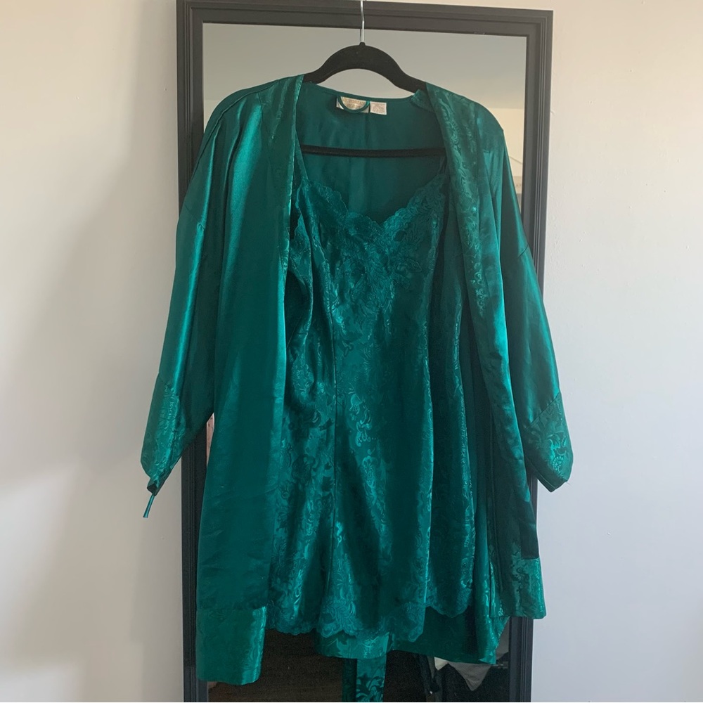 Victoria’s Secret Vintage Emerald Green Slip Dress SIZE: Small and robe!!